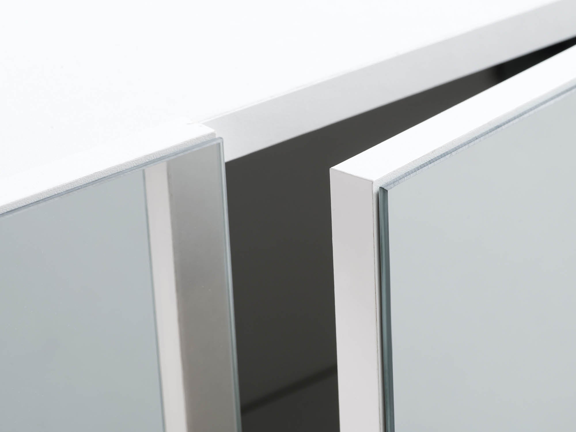 Nahaufnahme Spiegelschrank für das Bad in Weiß