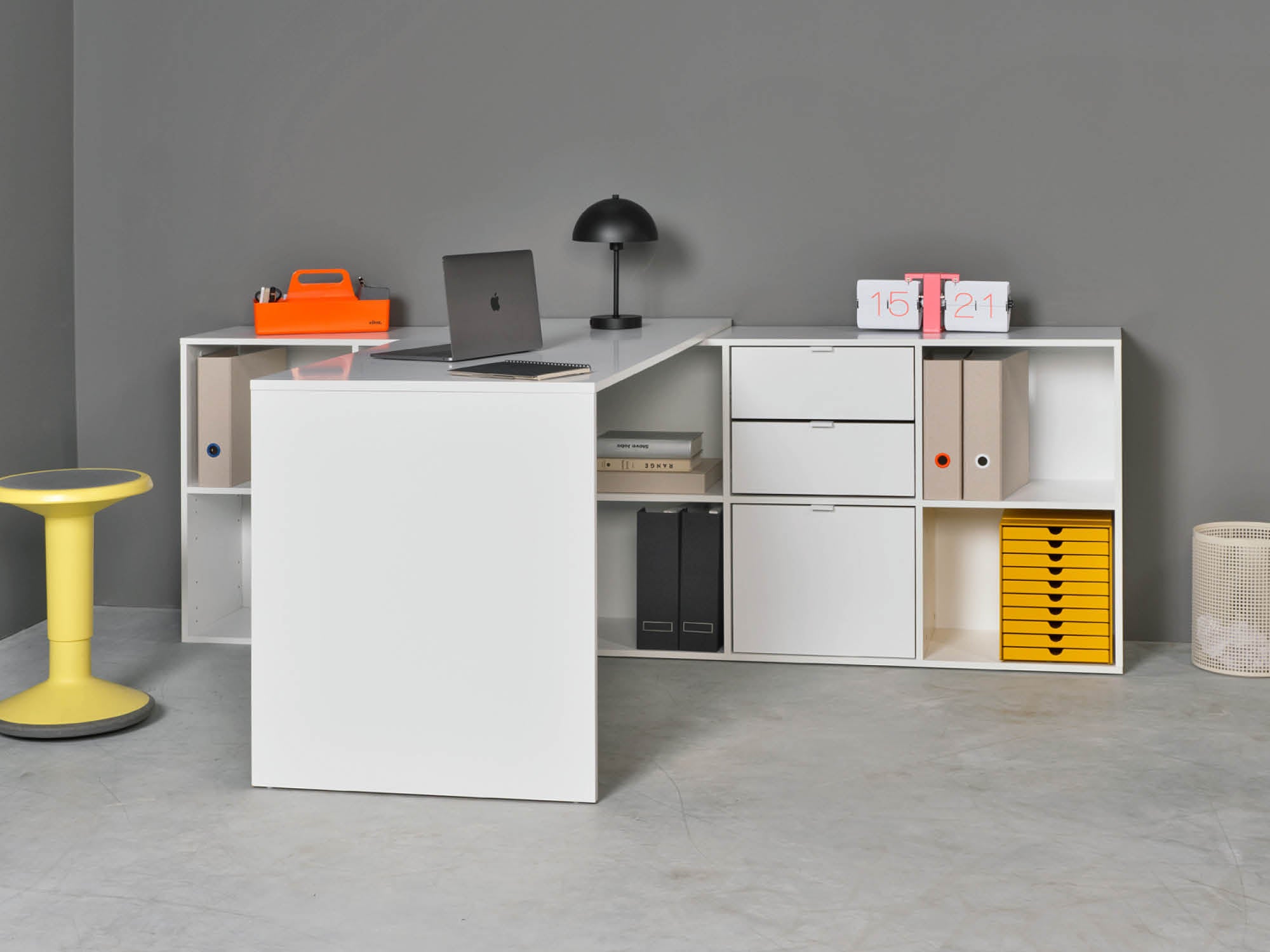 Vielseitiger Schreibtisch mit Regal, der flexibel aufgestellt werden kann