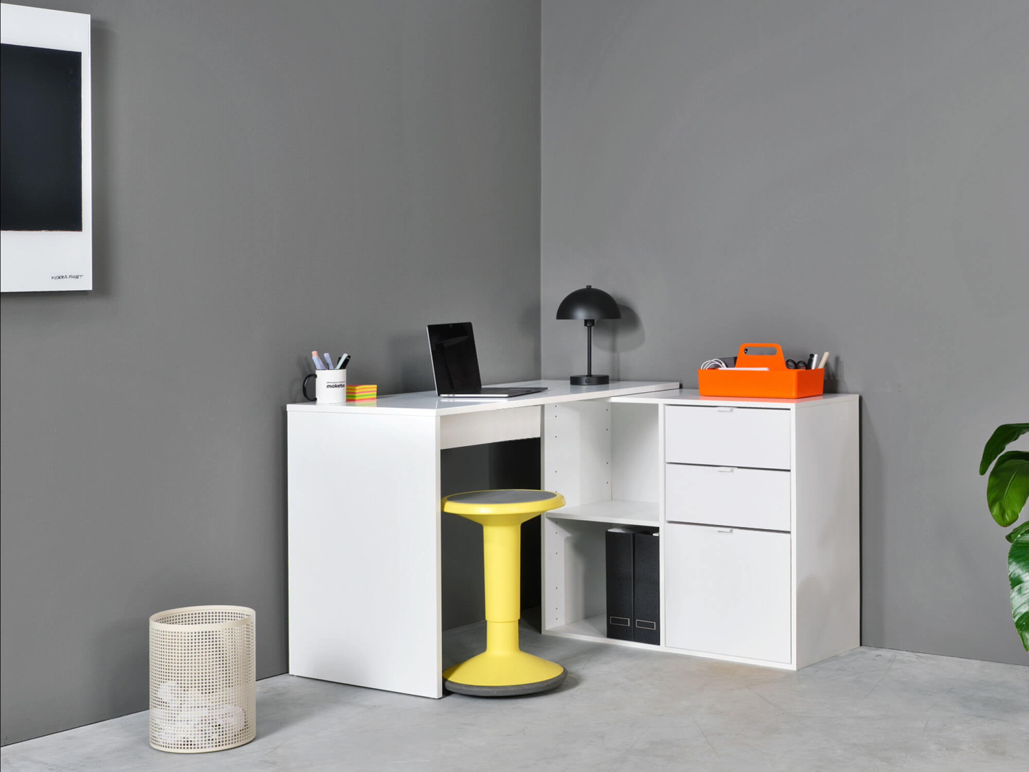 Eckschreibtisch in Weiß mit Aktenregal