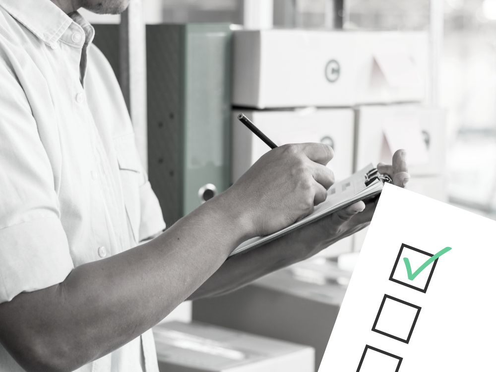 Mann hält Klemmbrett in der Hand und schreibt auf das Klemmbrett